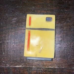 Vintage Vanderbilt‎ Yellow Plastic Refrigerator Magnet Hong Kong